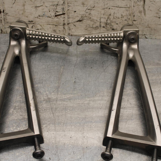 2006 Yamaha YZF R6 REAR BACK PASSENGER PEG SET PAIR 2C0-2741L-00-00 BB560