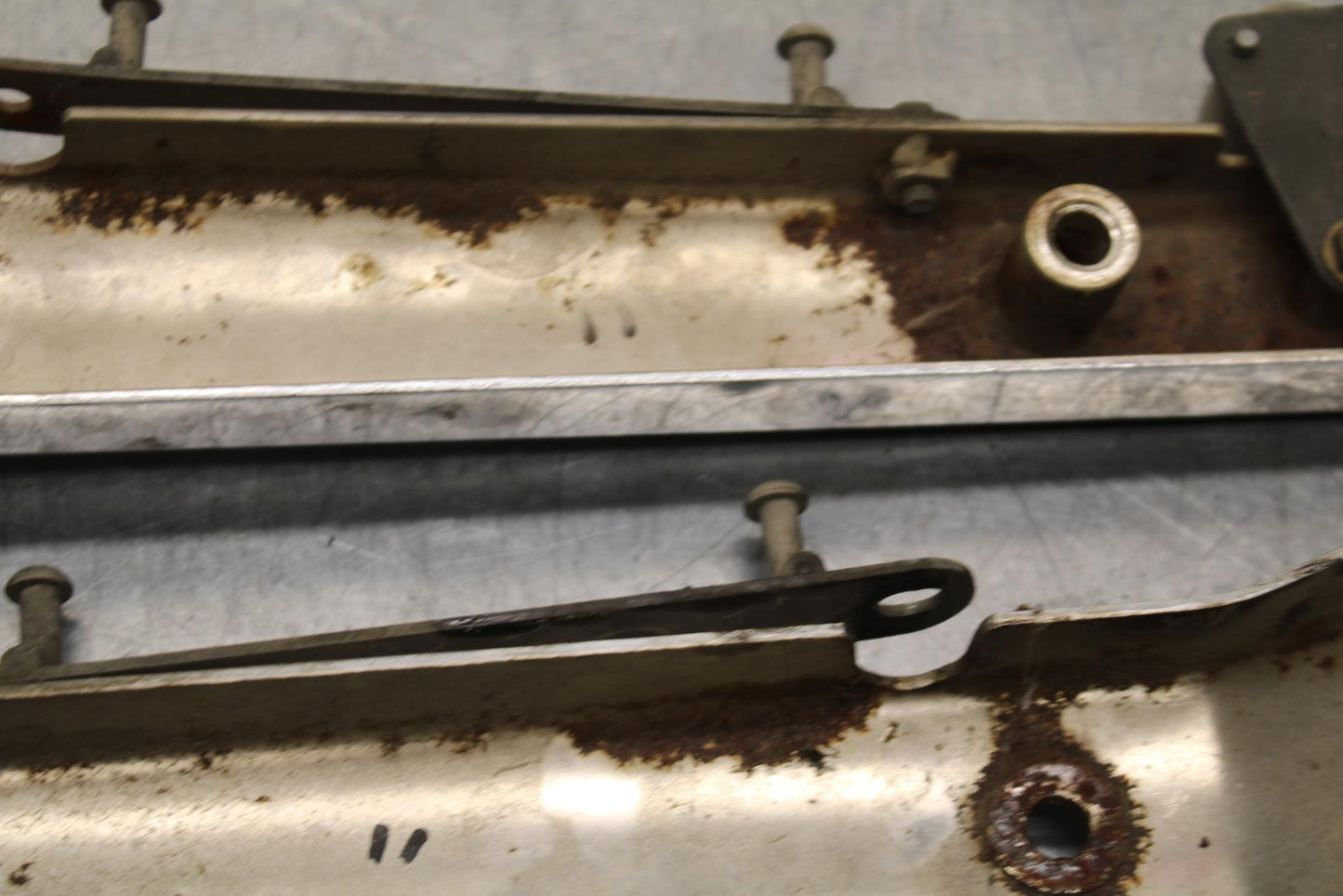 2005 Kawasaki Vulcan 1500 VN1500N Classic REAR BACK FENDER SUPPORT FRAME BB576