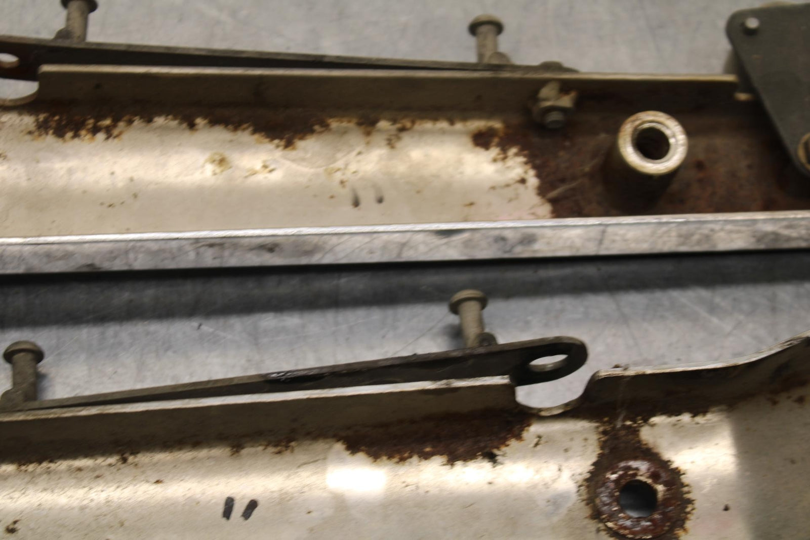 2005 Kawasaki Vulcan 1500 VN1500N Classic REAR BACK FENDER SUPPORT FRAME BB576