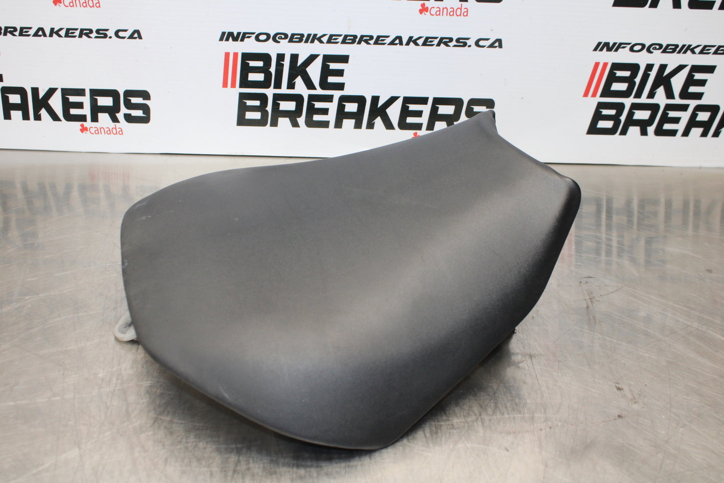 04-05 KAWASAKI NINJA ZX10R FRONT DRIVERS SEAT PAD SADDLE PILLION BB163