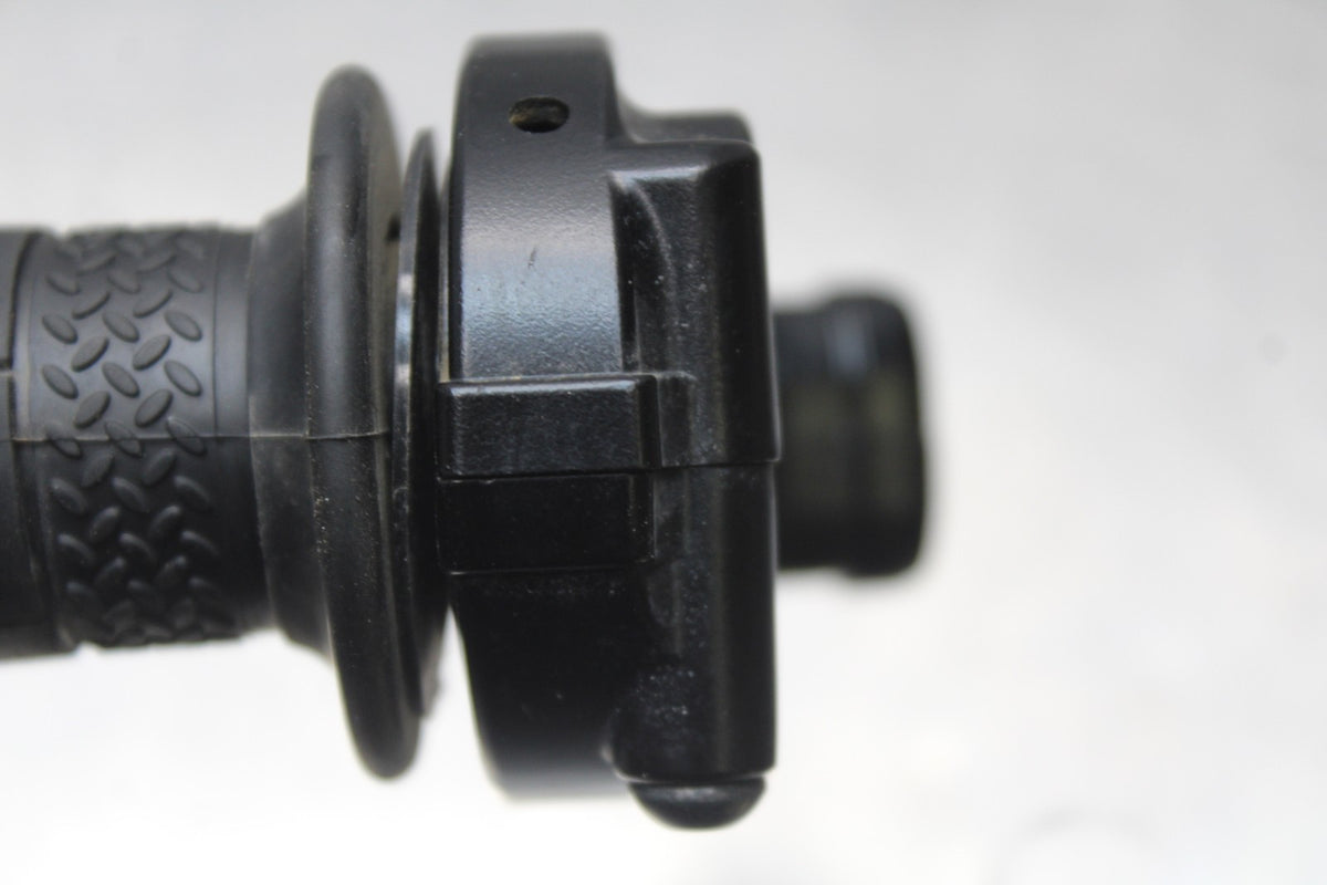 22-25 YAMAHA YZF R7 RIGHT THROTTLE GRIPBB850