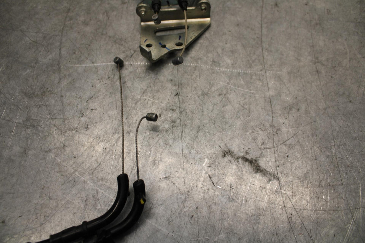 19 YAMAHA YZF R3 THROTTLE CABLES LINES BB56