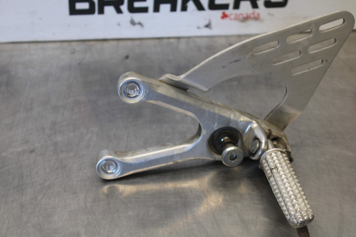 03-04 YAMAHA YZF R6 LEFT REARSET REAR SET DRIVER FOOT PEG REST STOP BB890