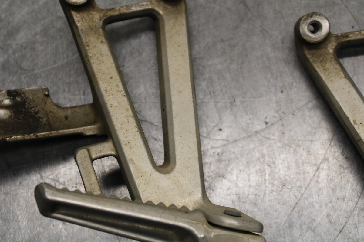 95-98 HONDA CBR600F3 REAR BACK PASSENGER PEG SET PAIR BB122