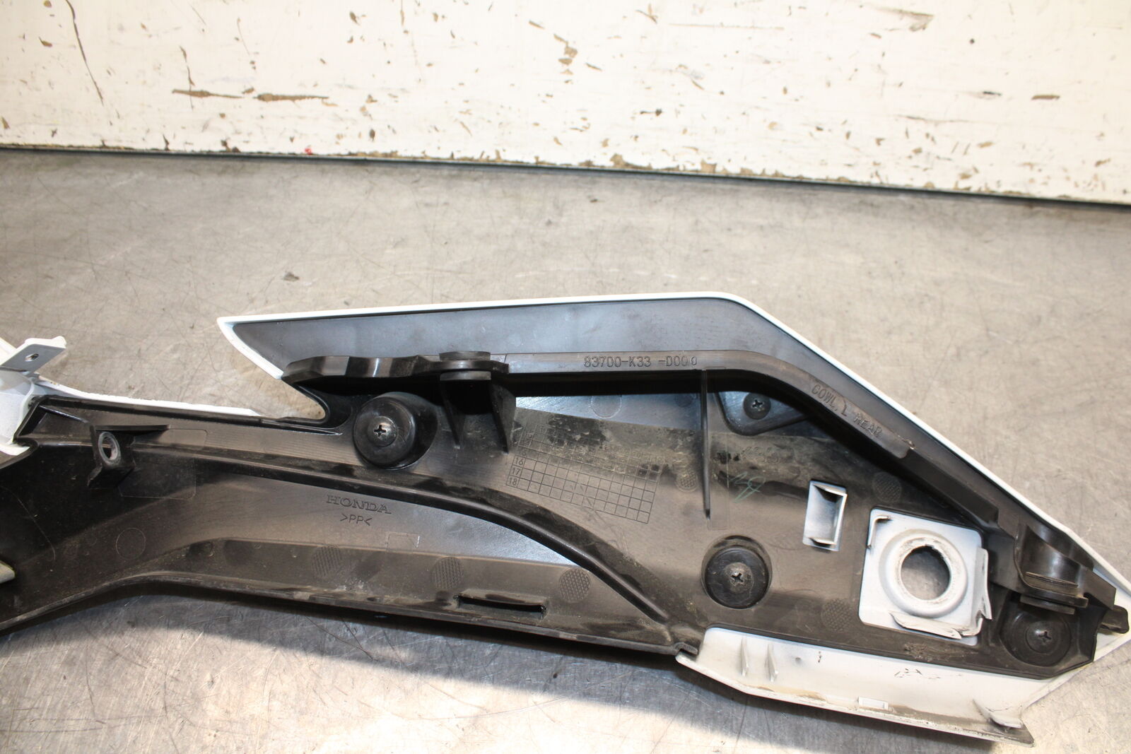 15-16 HONDA CB300F LEFT REAR BACK TAIL FAIRING COWL SHROUD BB740