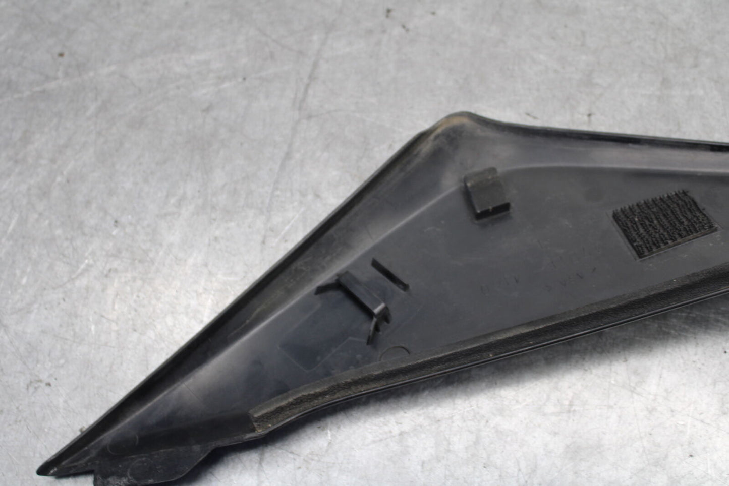 05-06 SUZUKI GSXR1000 LEFT FRONT SIDE SEAT SADDLE PANEL TRIM COWL FAIRING BB663