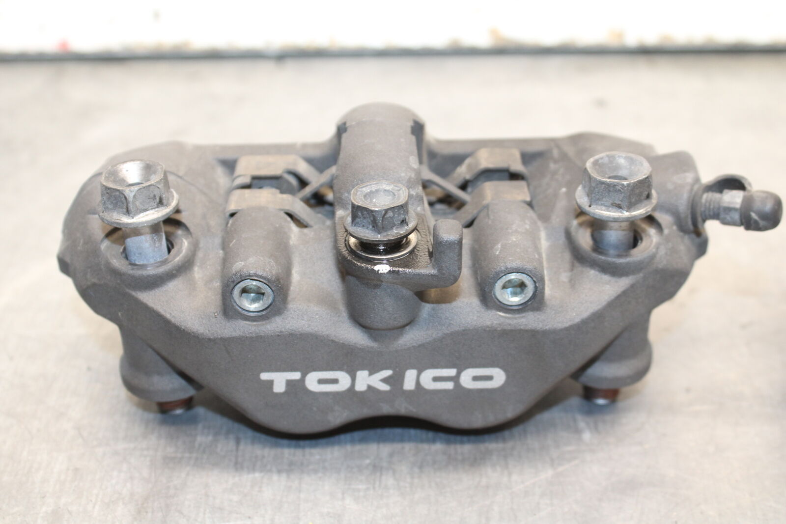 05-06 HONDA CBR600RR RIGHT LEFT FRONT BRAKE CALIPER SET PAIR CALIPERS BB727