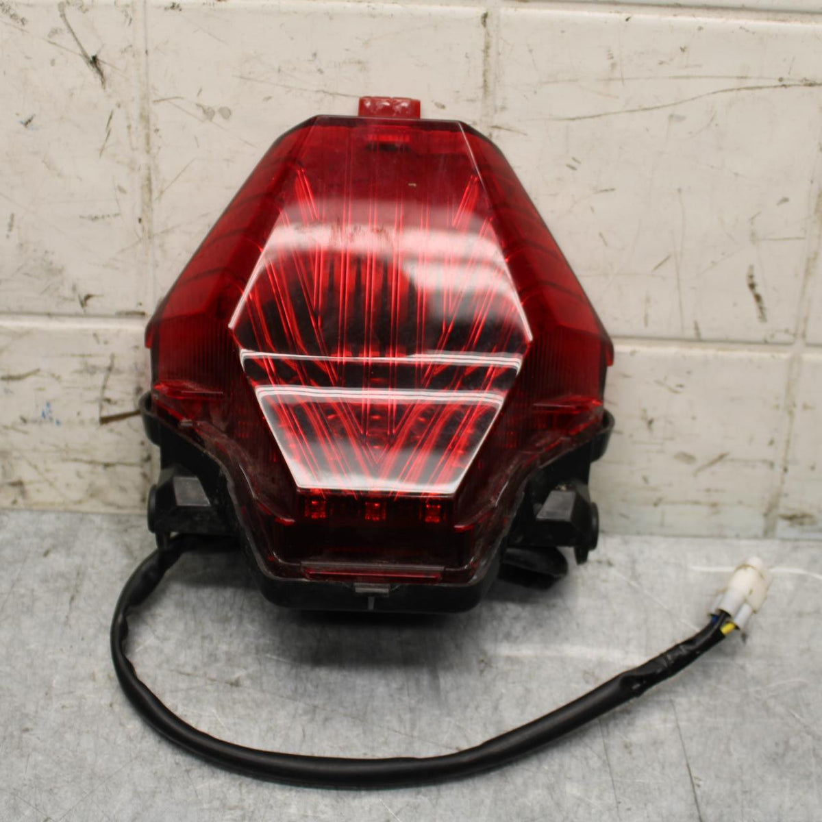 19 YAMAHA YZF R3 REAR TAIL TAILLIGHT BACK BRAKE LIGHT BB56