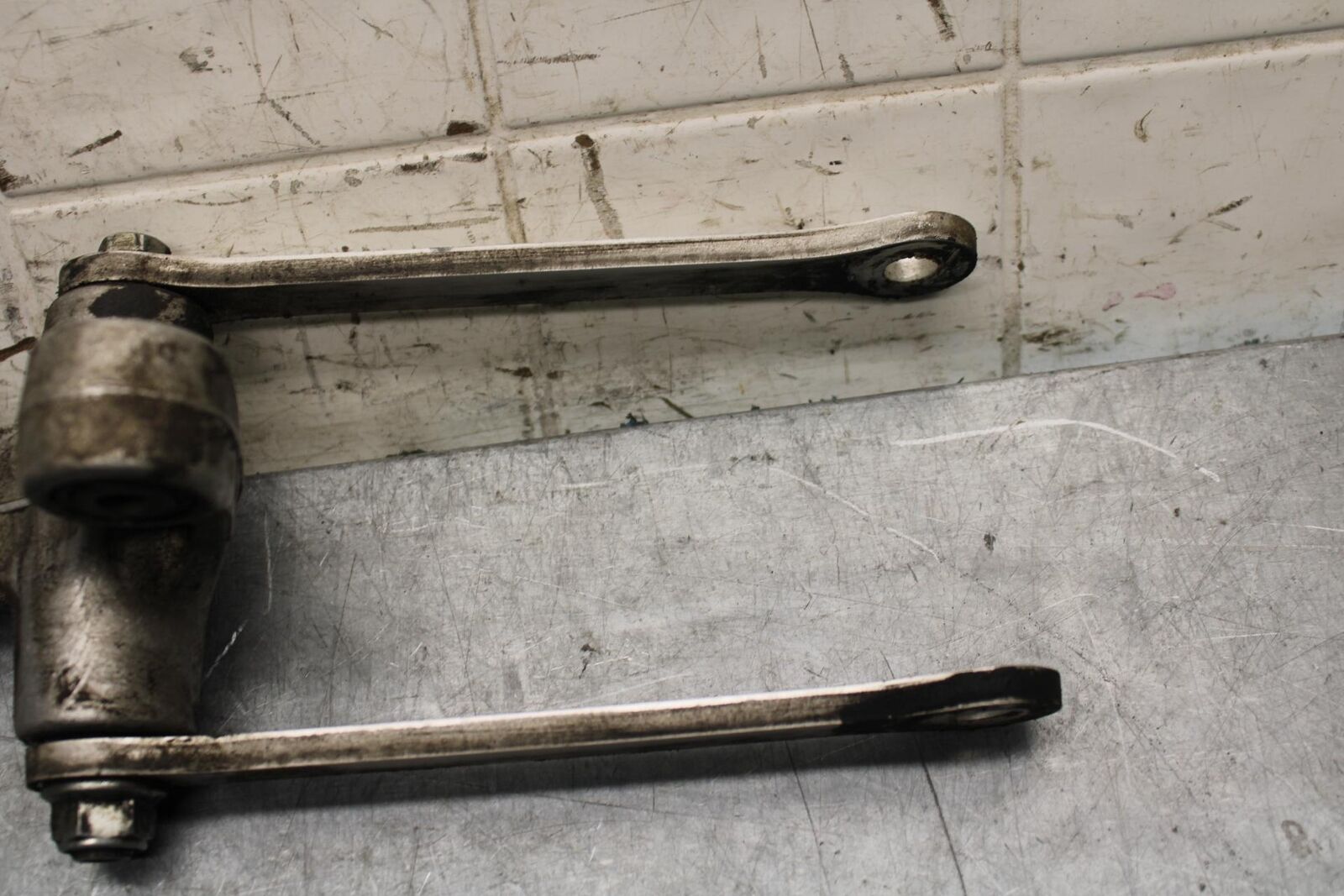 2001 Suzuki GSXR600 REAR DOGBONE SHOCK LINKAGE LINK 62600-35870 BB59