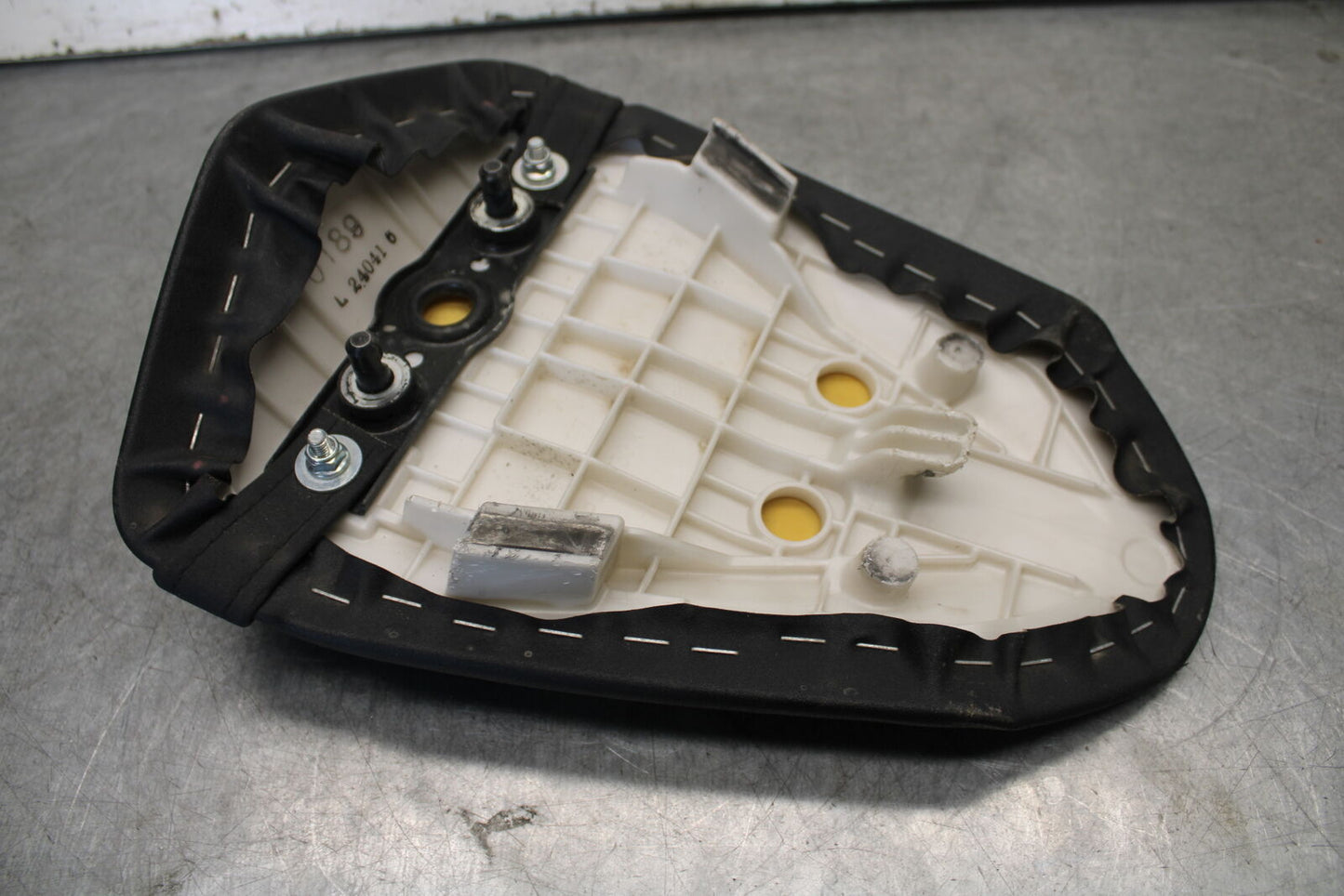 21 KAWASAKI NINJA ZX6R REAR BACK PASSENGER TANDEM SEAT PAD SADDLE PILLION BB647