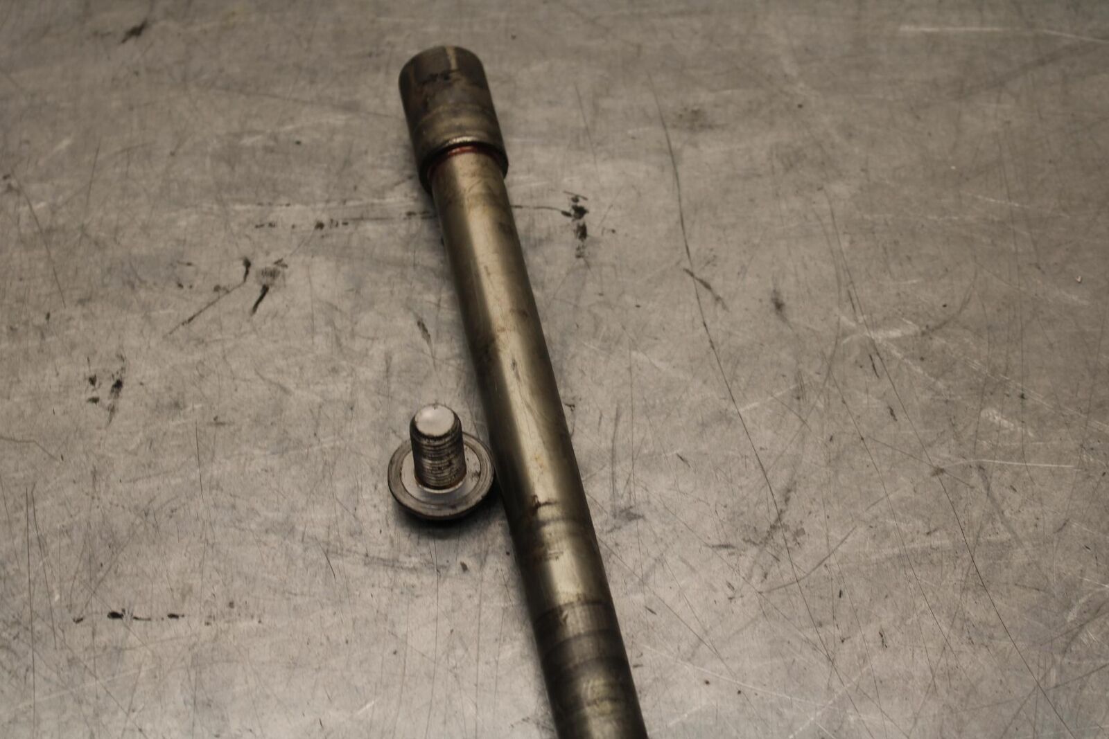 2006 Yamaha YZF R6 FRONT WHEEL RIM AXLE PIVOT BOLT 2C0-25181-00-00 BB560