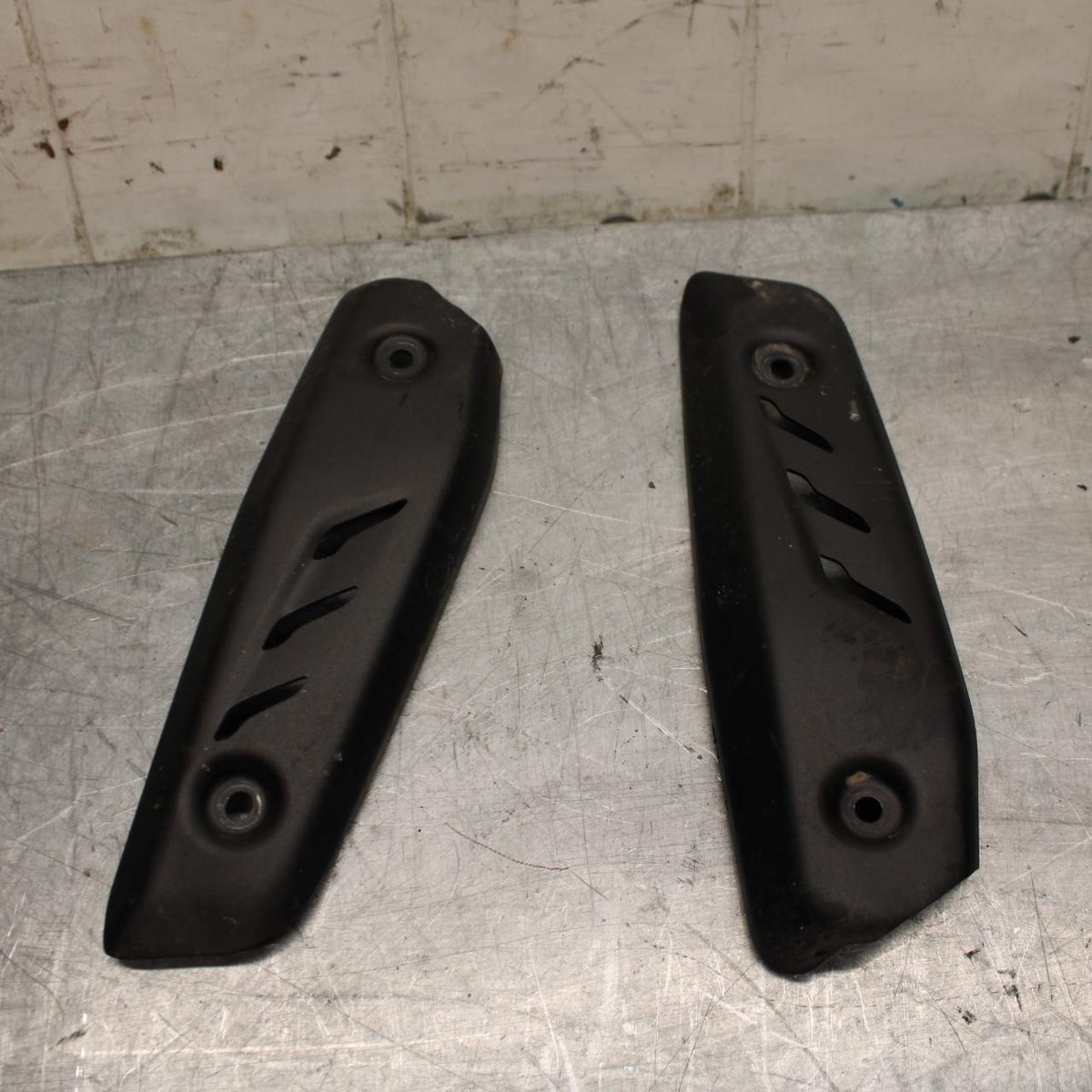 17-21 TRIUMPH STREET TRIPPLE R ABS RADIATOR COVER bb452
