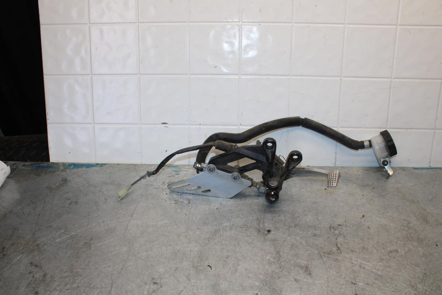 06-07 KAWASAKI NINJA ZX14R RIGHT REARSET R SET DRIVER FT PEG BRACKET MOUNT BB433