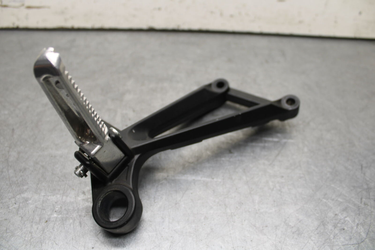 15-17 YAMAHA YZF R3 RIGHT REAR BACK PASSENGER PEG BB651