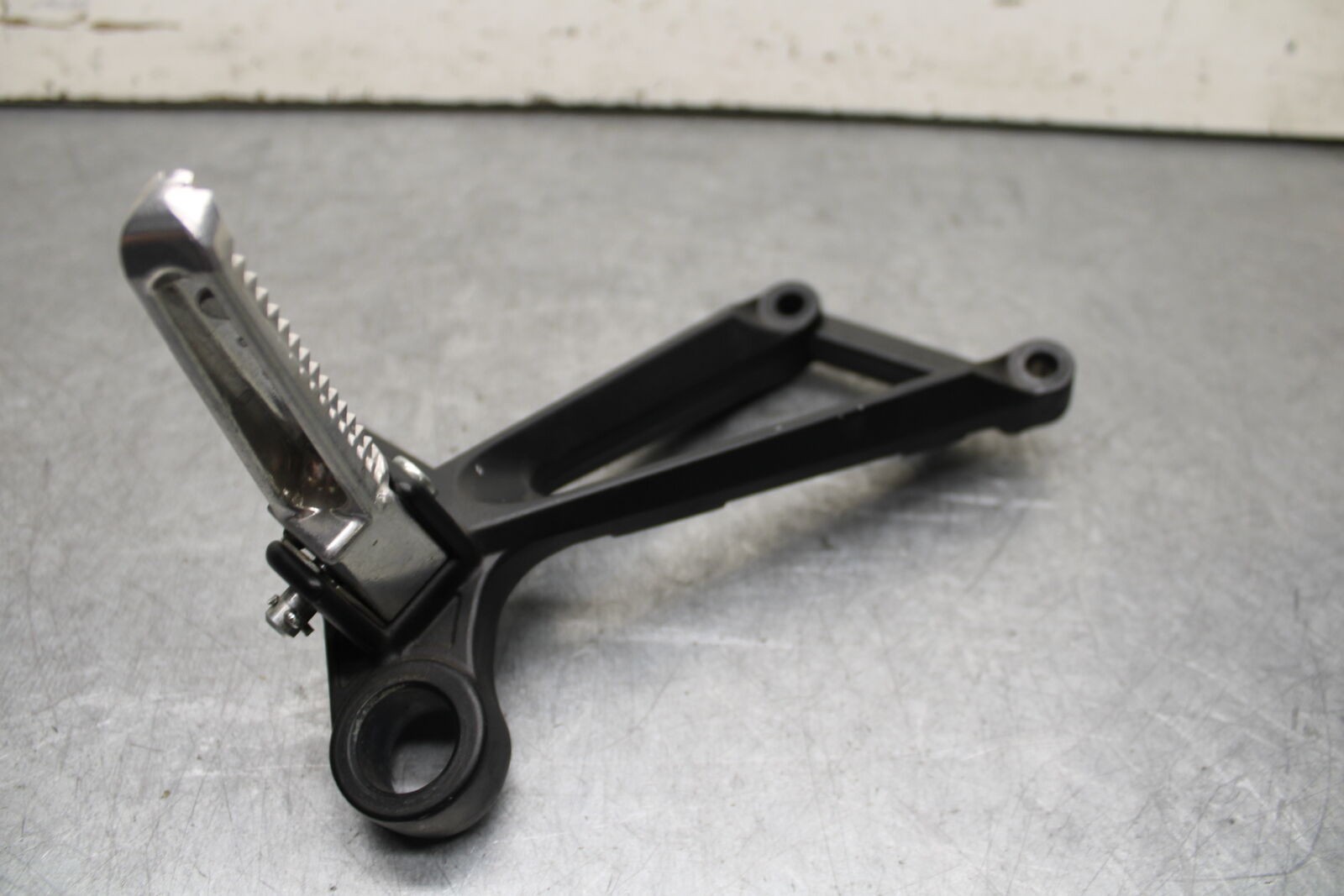 15-17 YAMAHA YZF R3 RIGHT REAR BACK PASSENGER PEG BB651
