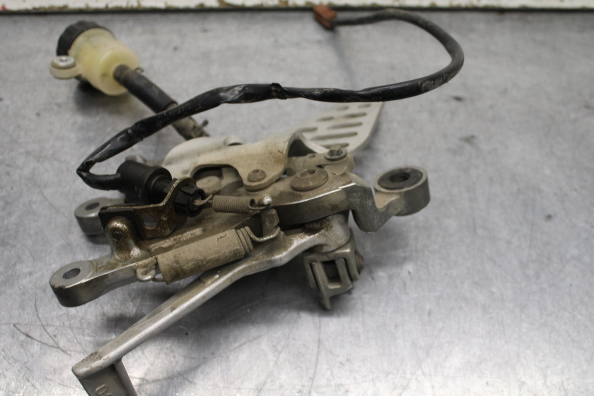 06-07 YAMAHA YZF R6 RIGHT REARSET REAR SET DRIVER FOOT PEG REST STOP BB742
