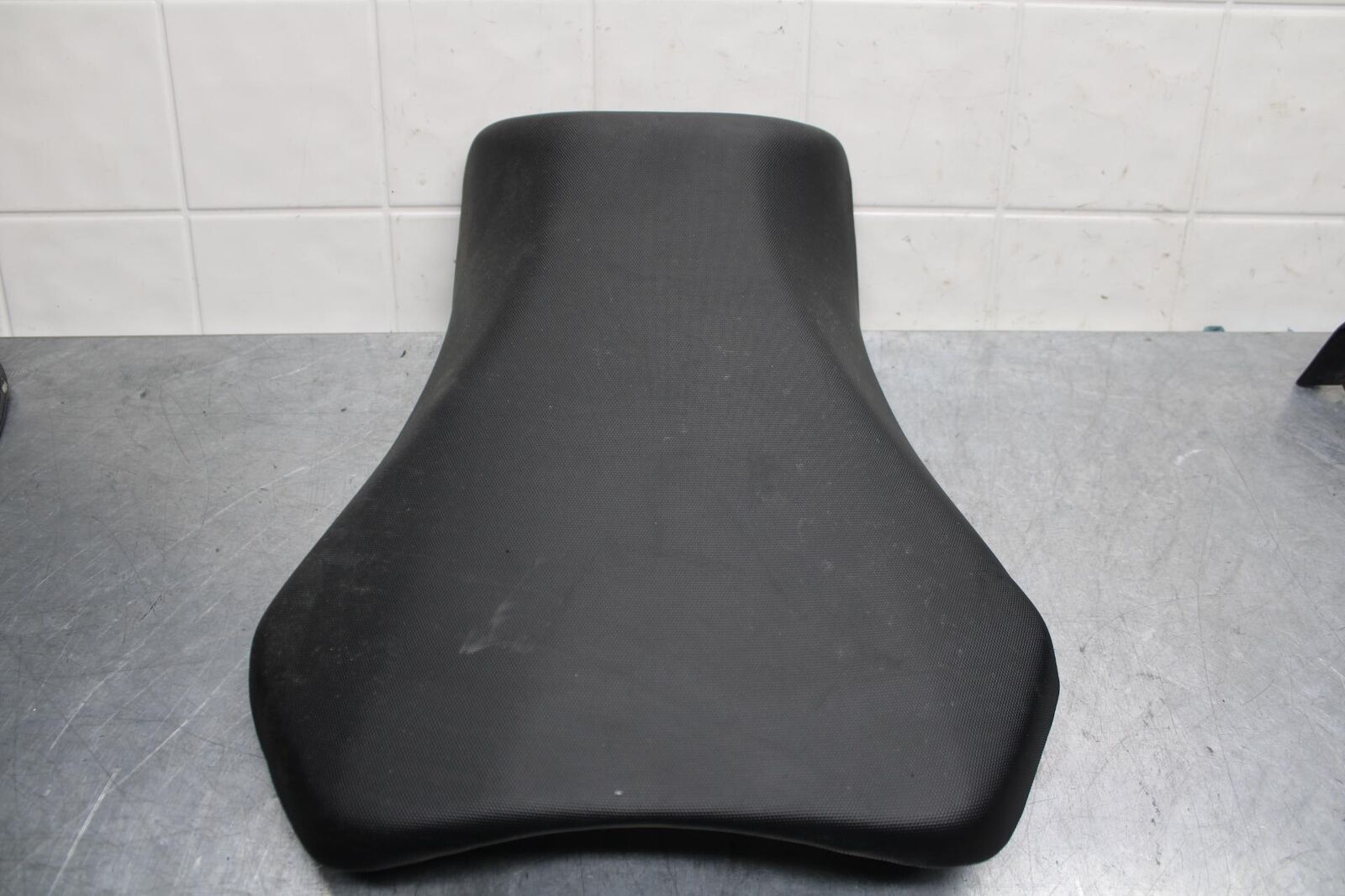 11-22 SUZUKI GSXR600 FRONT DRIVERS SEAT BB582