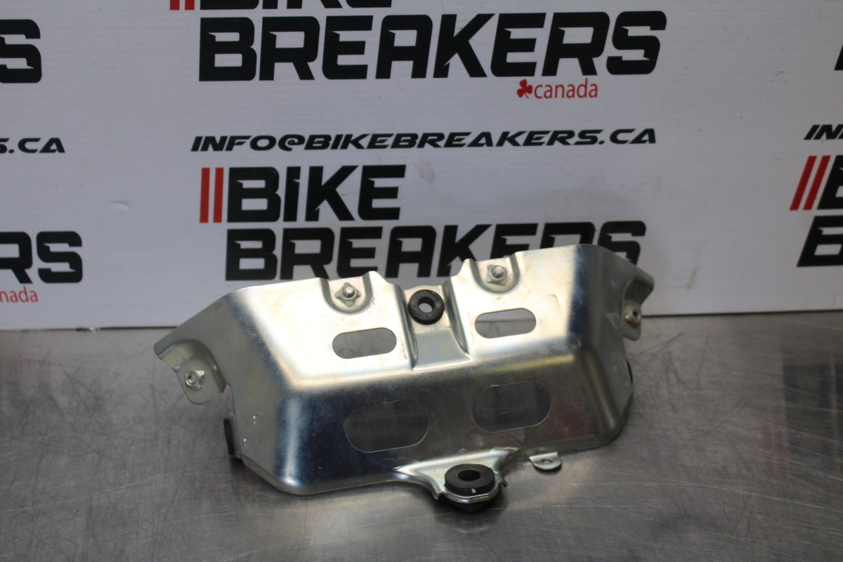 08-10 SUZUKI GSXR 600 FRONT GAS TANK FAIRING COWL COVER MOUNT BRACKET BB202