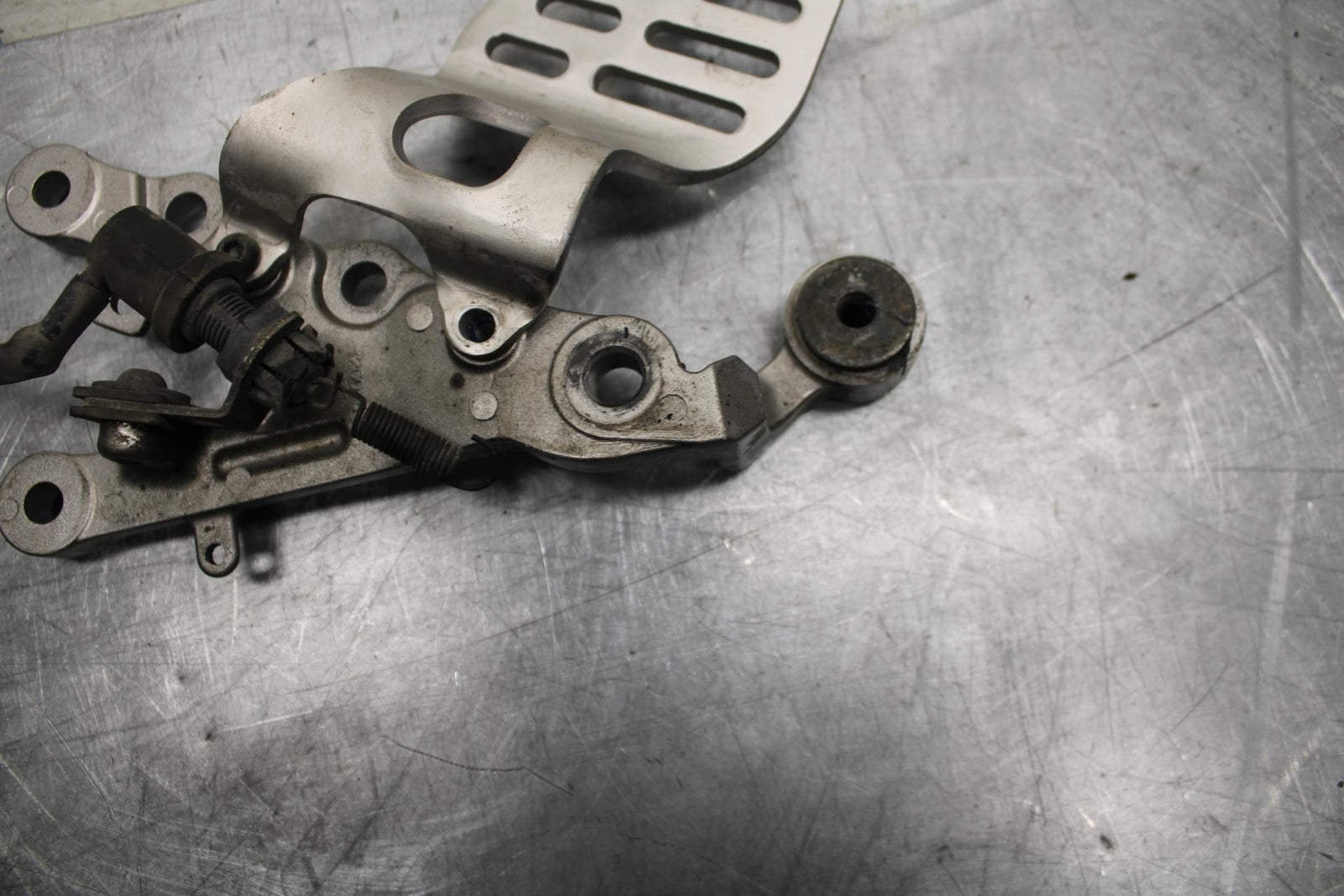 07 YAMAHA YZF R6 RIGHT REARSET REAR SET DRIVER FOOT PEG REST STOP BB495