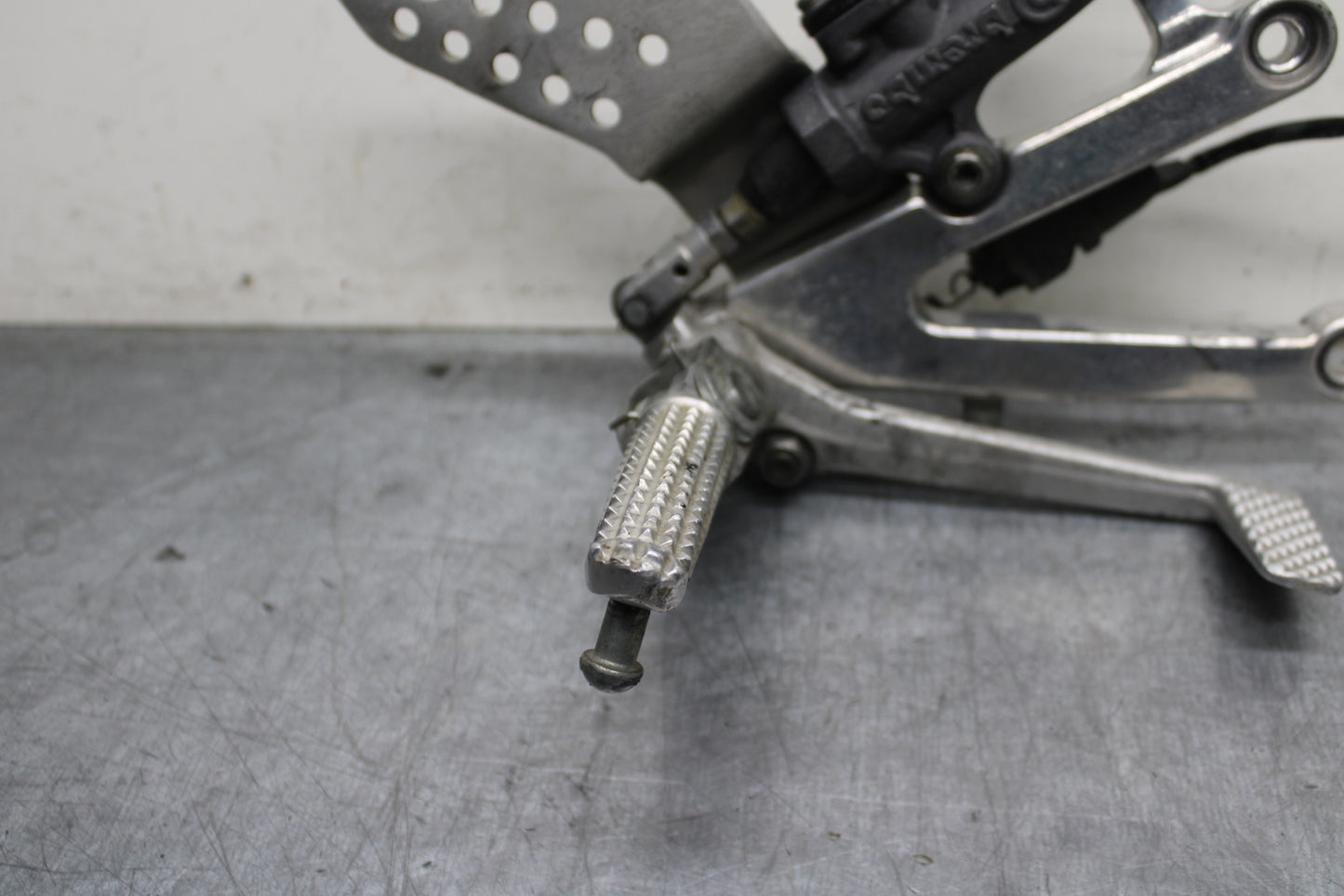 00-01 YAMAHA YZF R1 RIGHT REARSET REAR SET DRIVER FOOT PEG REST STOP BB755