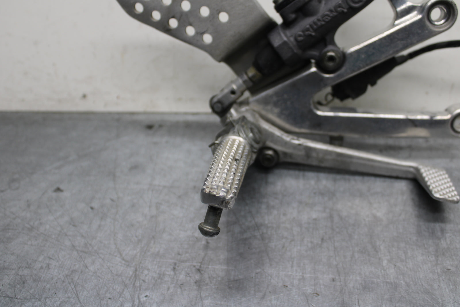 00-01 YAMAHA YZF R1 RIGHT REARSET REAR SET DRIVER FOOT PEG REST STOP BB755