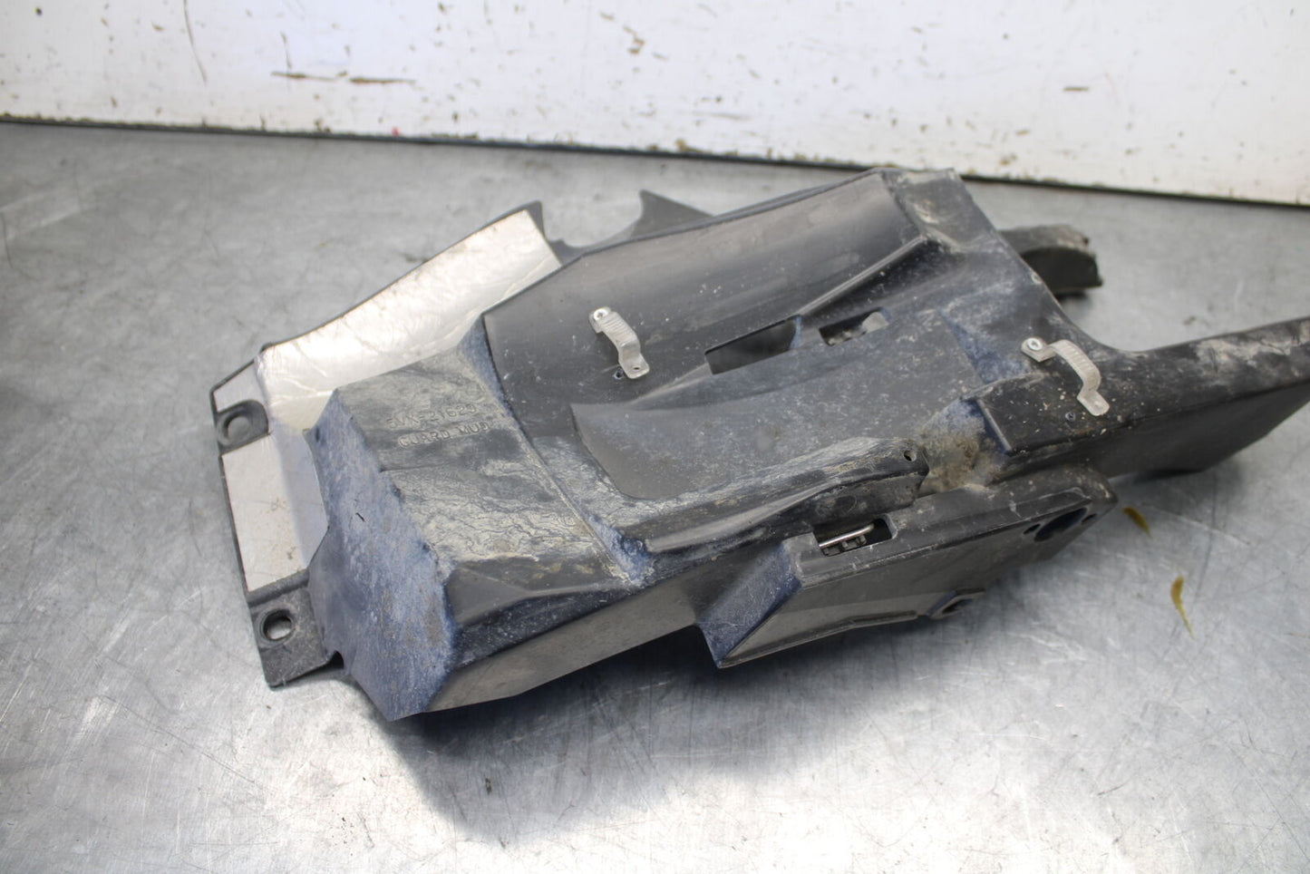 07-09 YAMAHA FZ6 REAR BACK TAIL UNDERTAIL BATTERY TRAY PLASTIC BB713