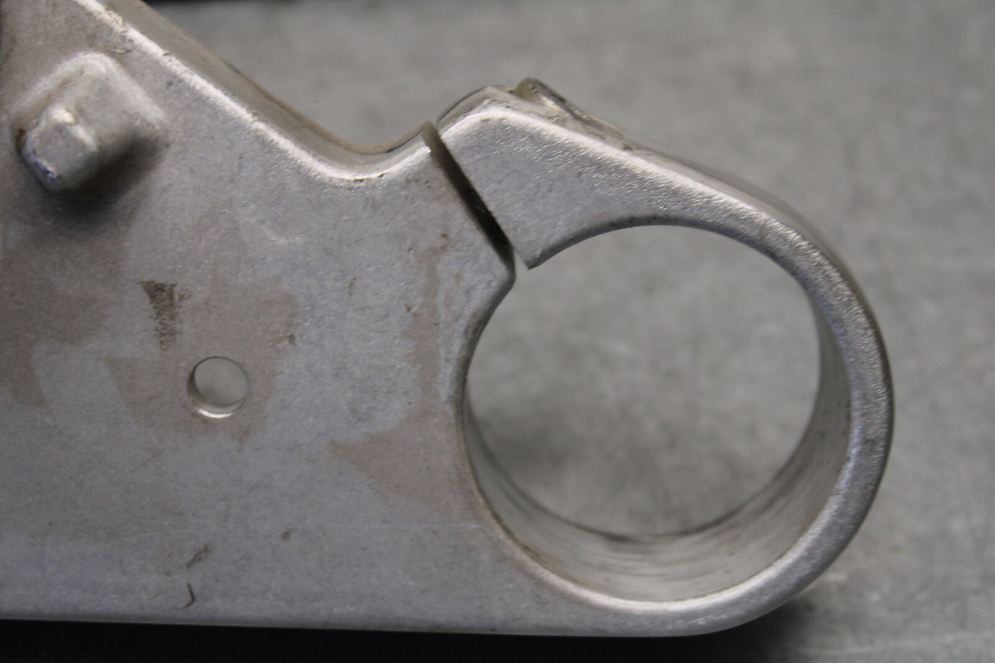 05-06 SUZUKI BOULEVARD M50 FRONT FORKS CLAMP LOWER TRIPLE TREE STEM BB671