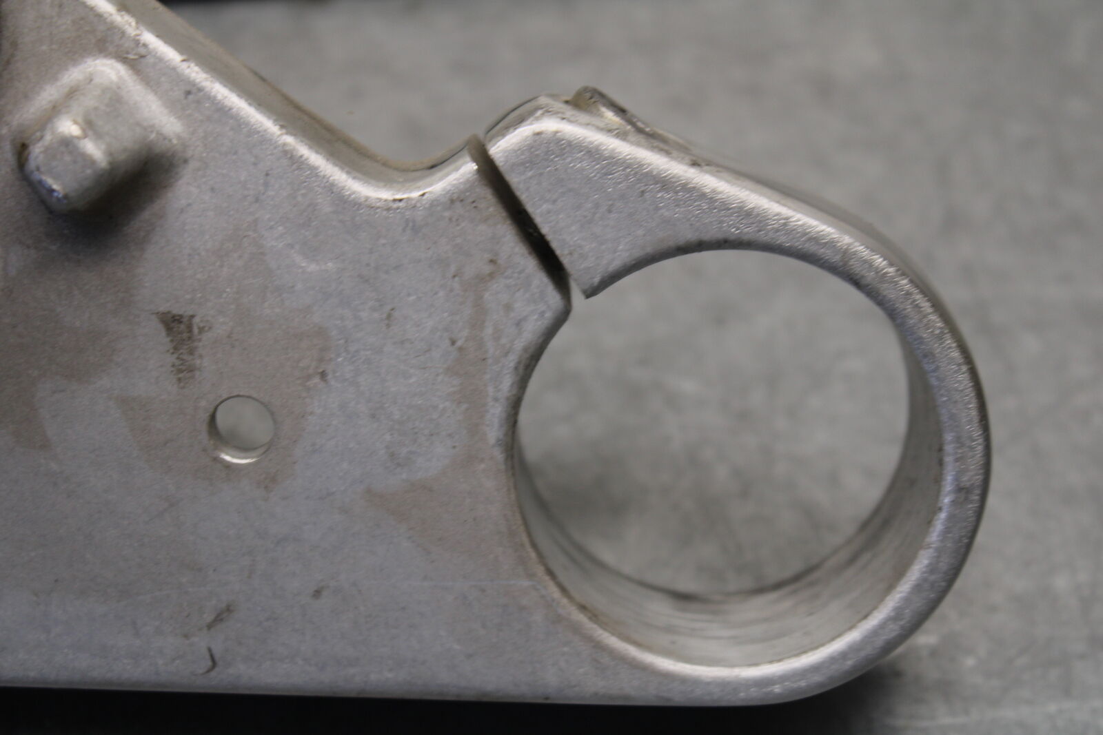 05-06 SUZUKI BOULEVARD M50 FRONT FORKS CLAMP LOWER TRIPLE TREE STEM BB671