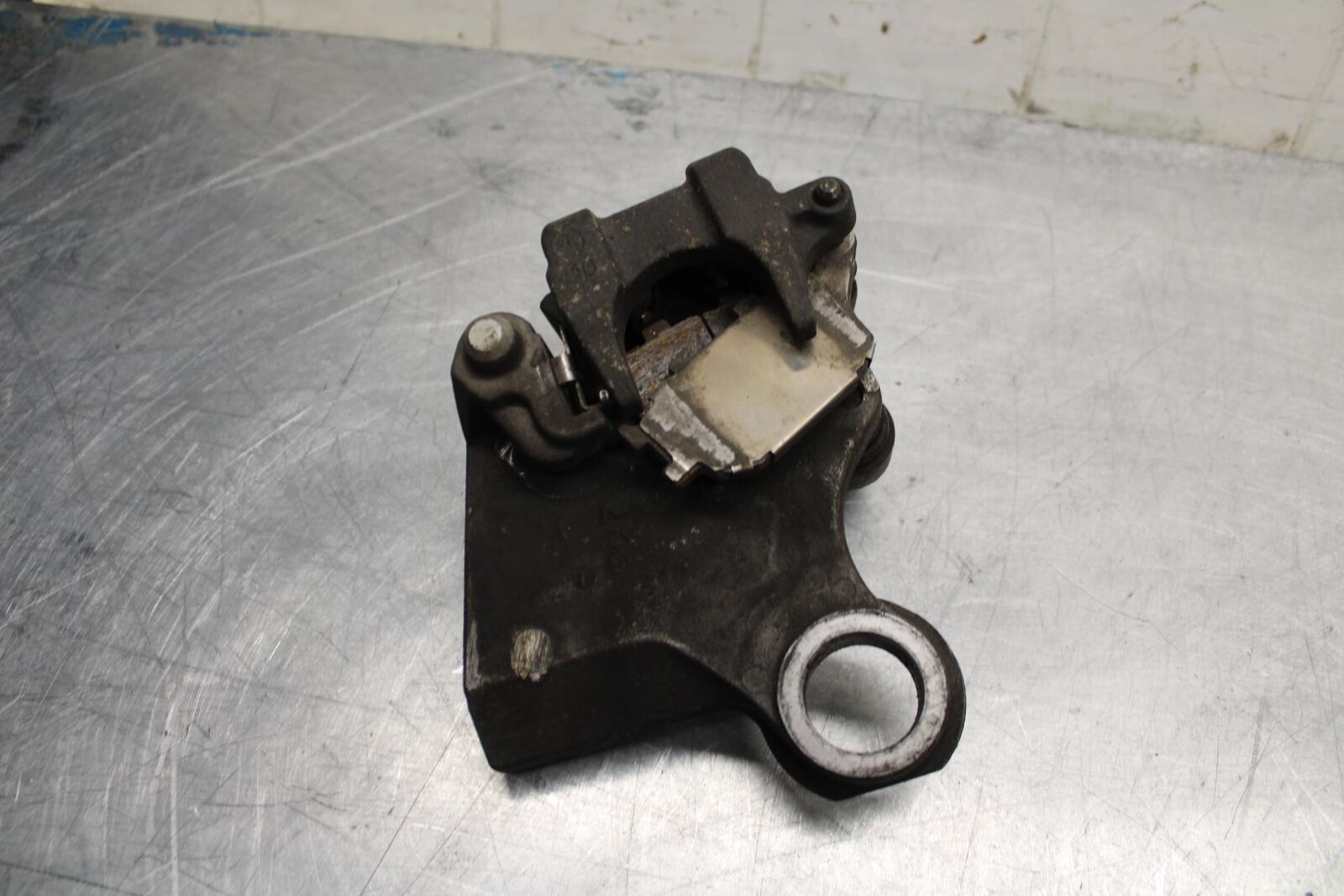 07 YAMAHA YZF R6 2c0 REAR  BRAKE CALIPER W MOUNT BRACKET 2C0-2580W-00-00 BB423