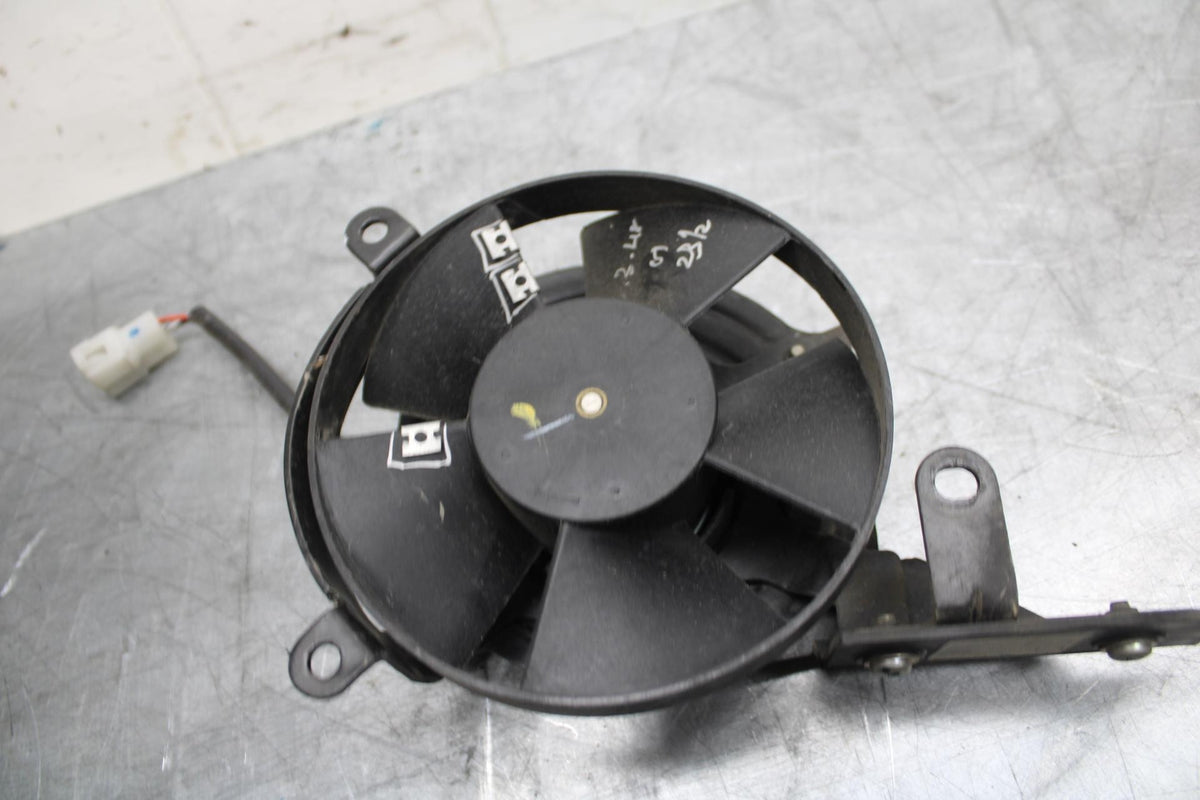 21 HUSQVARNA VITPILEN 401 ENGINE RADIATOR COOLING FAN BB467