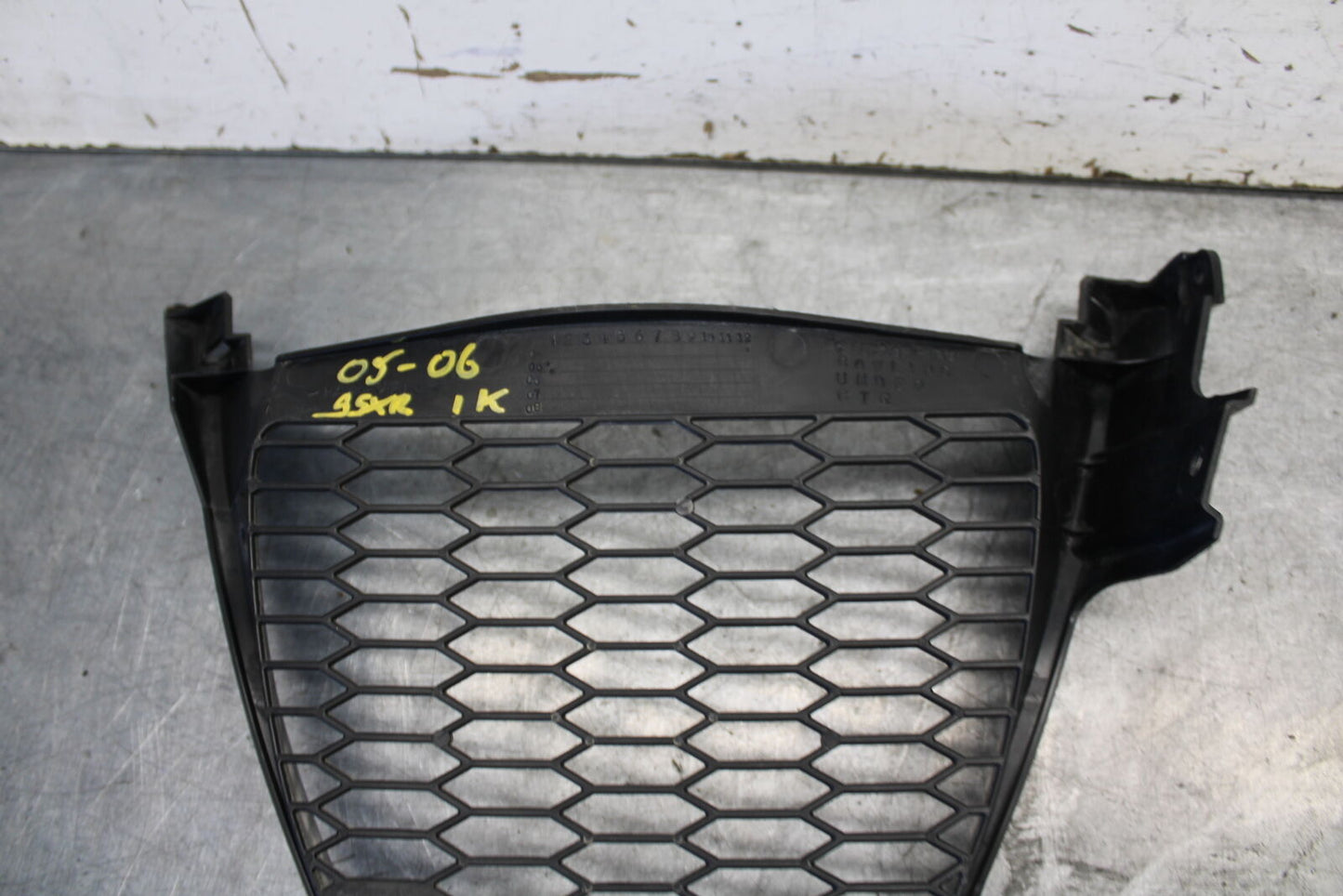 05-06 SUZUKI GSXR1000 FRONT LOWER INNER EXHAUST V FAIRING COWL GUARD  BB676