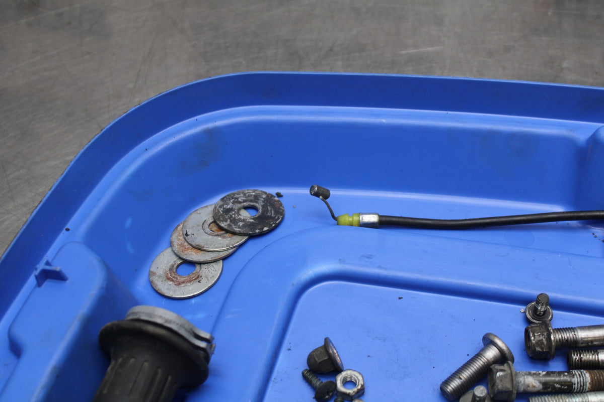 06 KAWASAKI Z750 BOLTS HARDWARE MOTOR SCREWS BB837