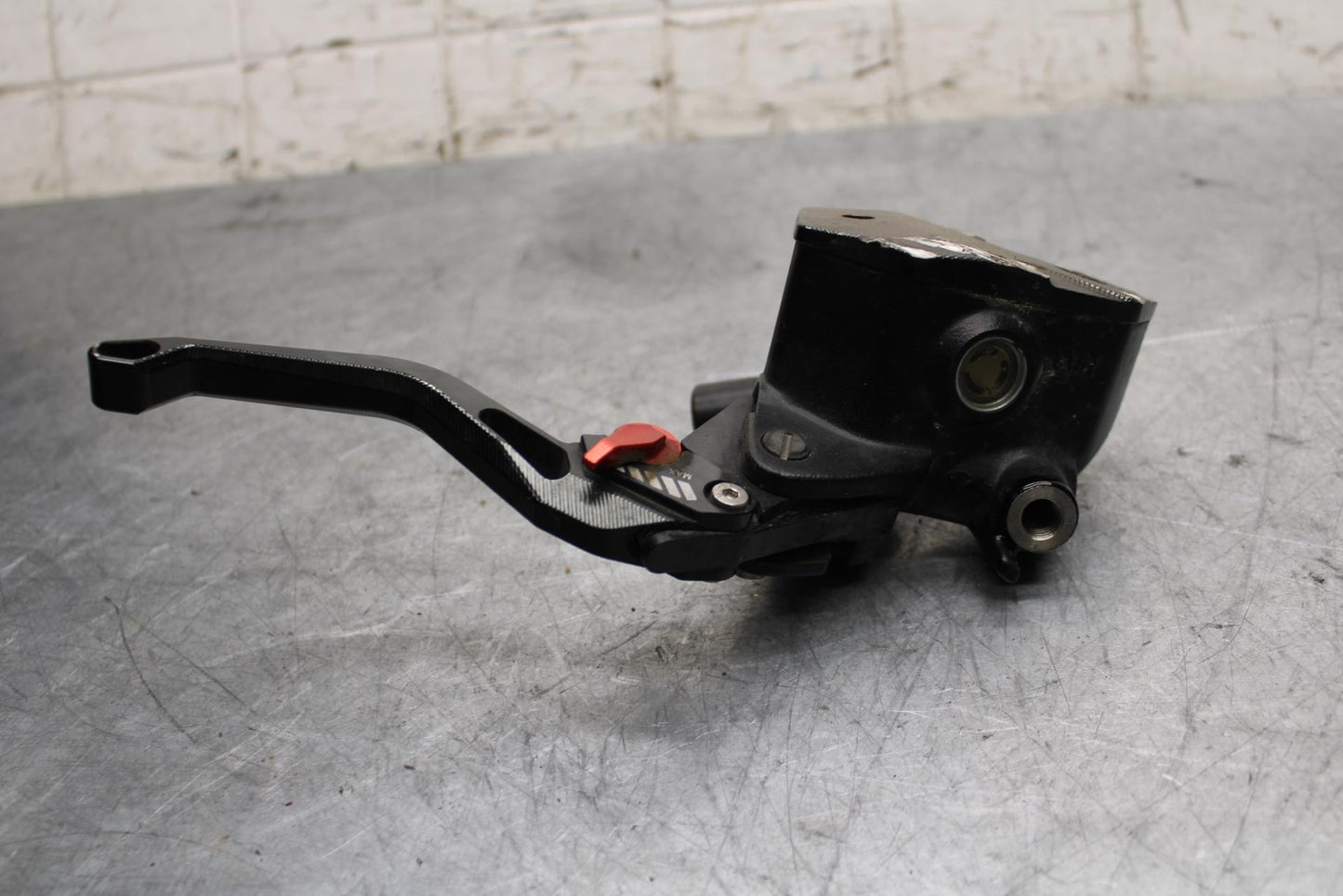 17 KAWASAKI Z900 ZR900 FRONT BRAKE MASTER CYLINDER w/ LEVER 43015-0703 BB549