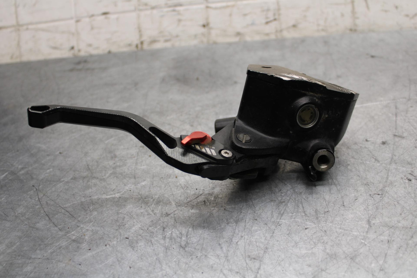 17 KAWASAKI Z900 ZR900 FRONT BRAKE MASTER CYLINDER w/ LEVER 43015-0703 BB549