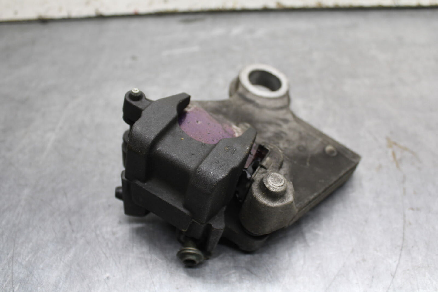 08-09 YAMAHA YZF R6S REAR BACK BRAKE CALIPER W MOUNT BRACKET BB115