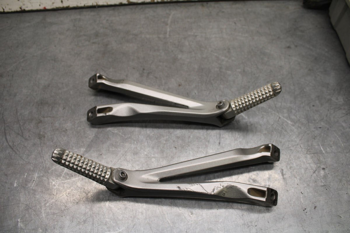 07-08 YAMAHA YZF R1 REAR BACK PASSENGER PEG SET PAIR BB724