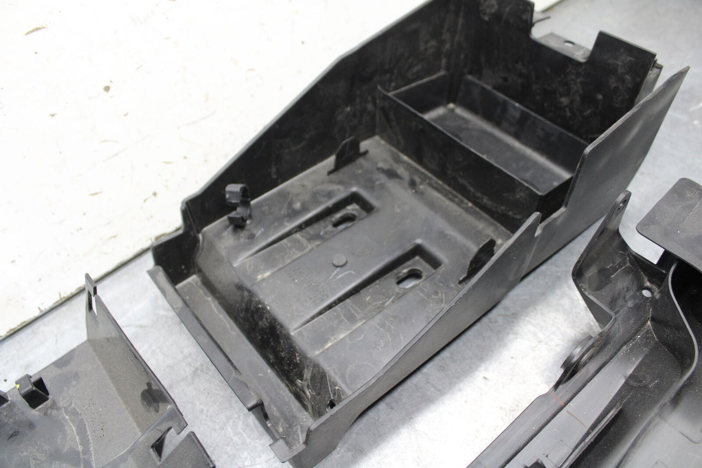 18-23 KAWASAKI NINJA 400 REAR BACK TAIL UNDERTAIL BATTERY TRAY PLASTIC BB660