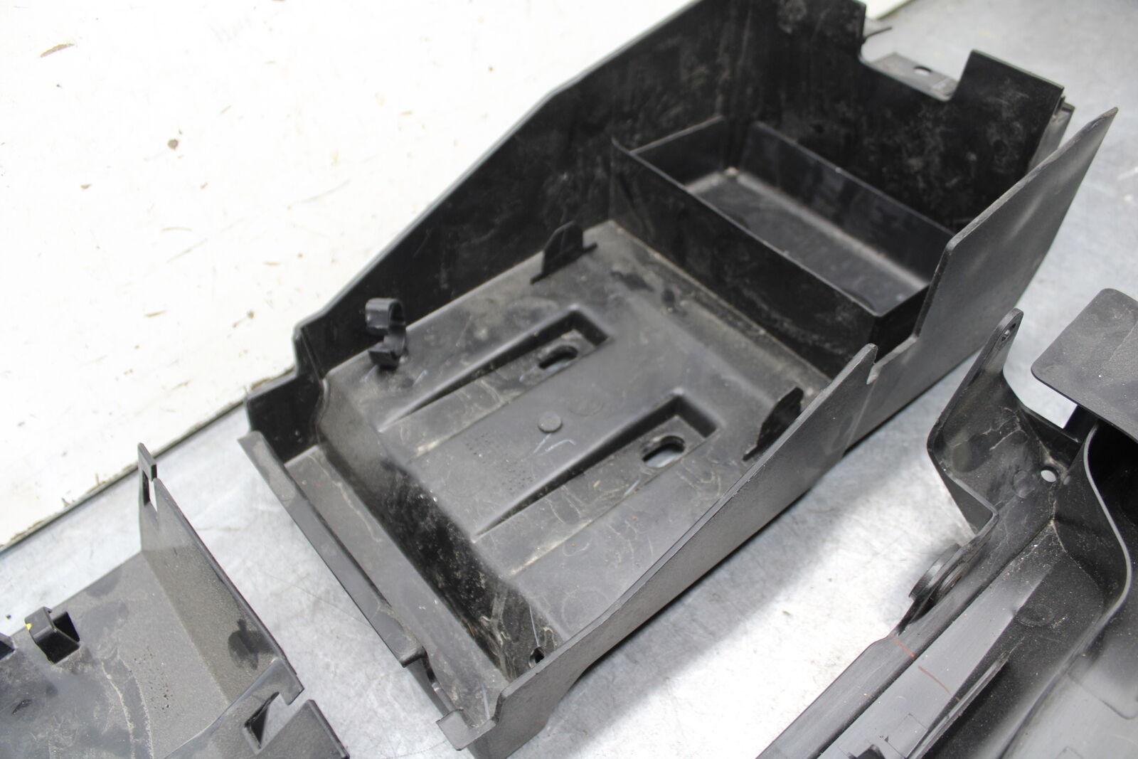 18-23 KAWASAKI NINJA 400 REAR BACK TAIL UNDERTAIL BATTERY TRAY PLASTIC BB660