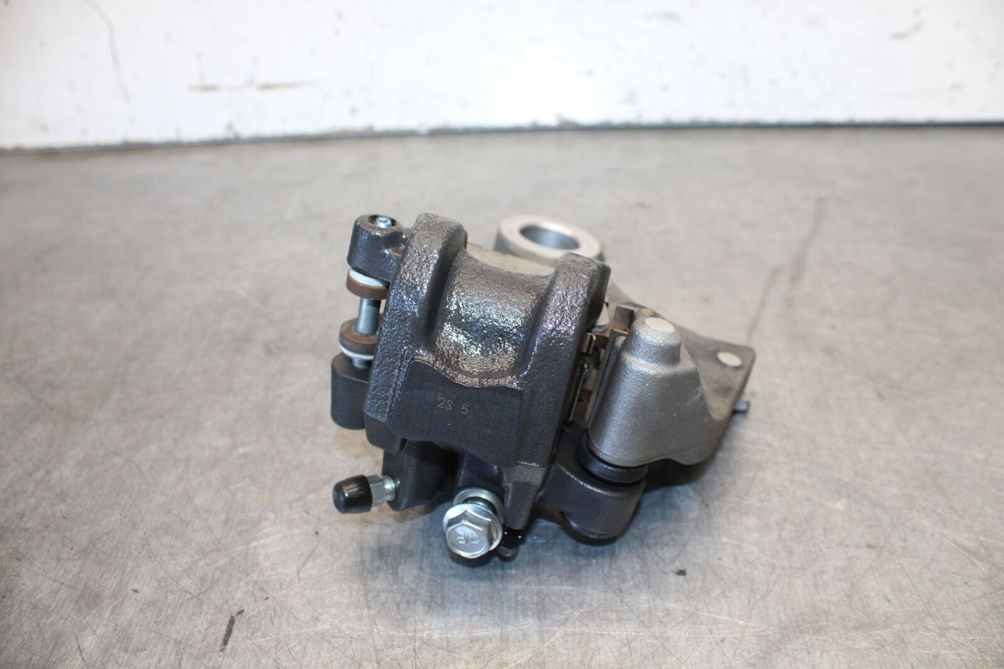 11-24 SUZUKI GSXR750 REAR BACK BRAKE CALIPER W MOUNT BRACKET BB687