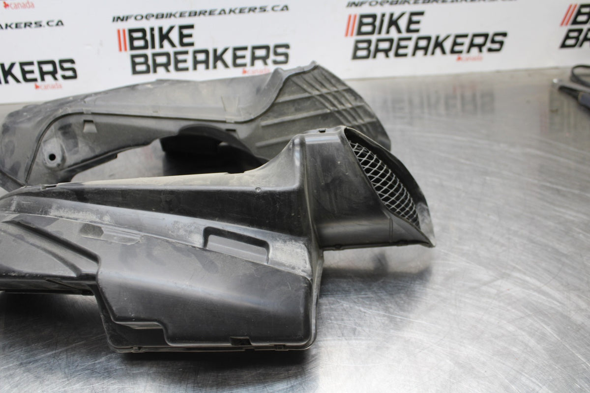 06-07 SUZUKI GSXR 600 RIGHT LEFT AIR INTAKE DUCTS BB178