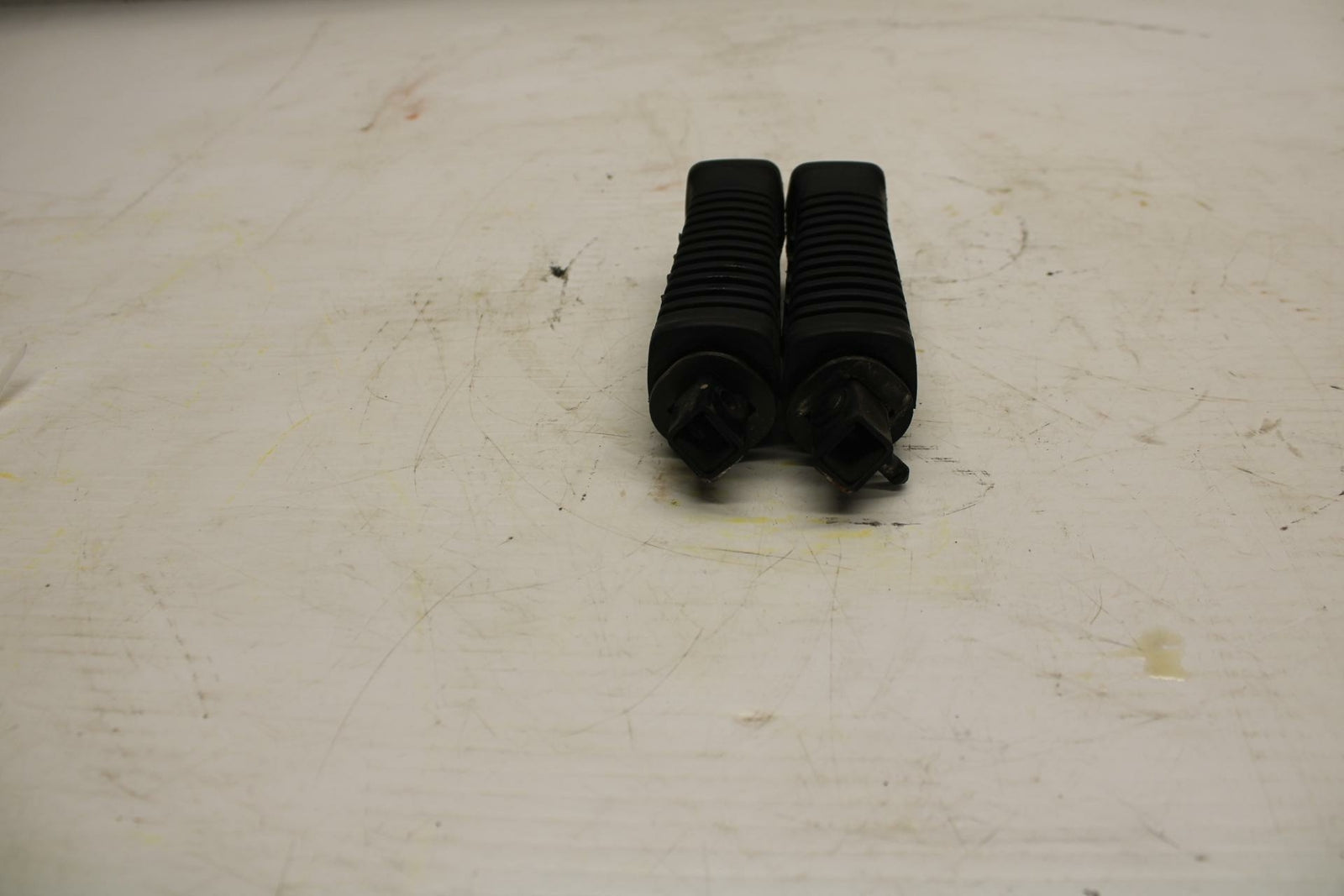 04-09 SUZUKI GS500F REAR BACK PASSENGER PEG SET PAIR  BB278