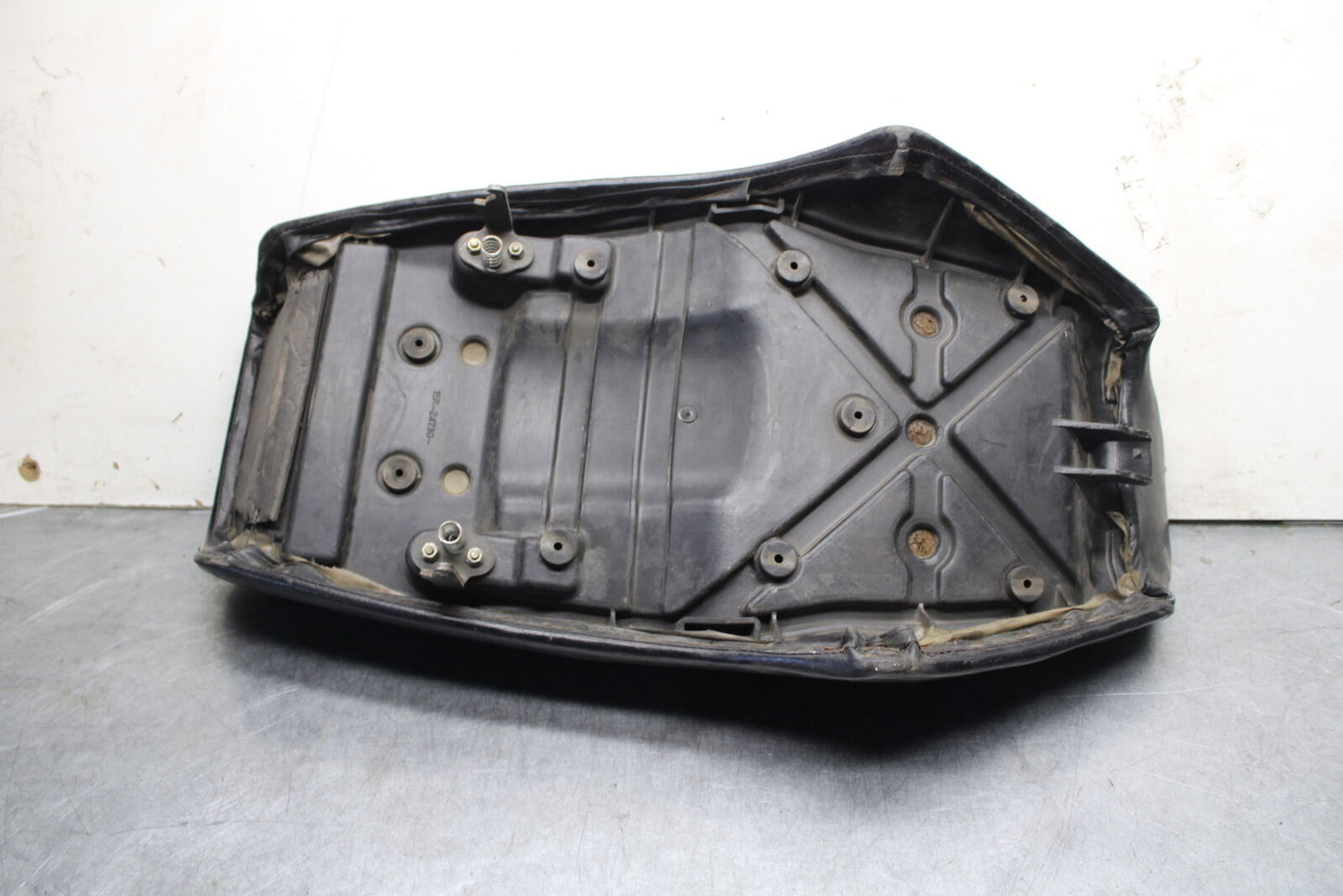 82-83 YAMAHA MAXIM 750 FRONT DRIVERS SEAT BB671