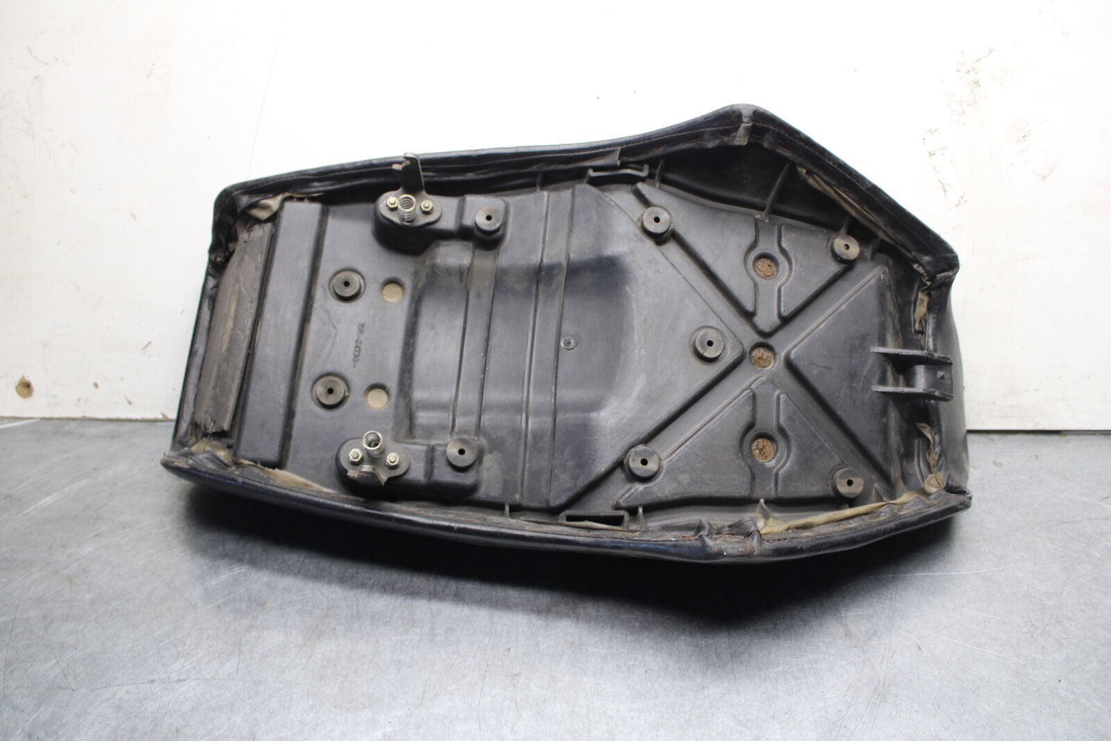 82-83 YAMAHA MAXIM 750 FRONT DRIVERS SEAT BB671