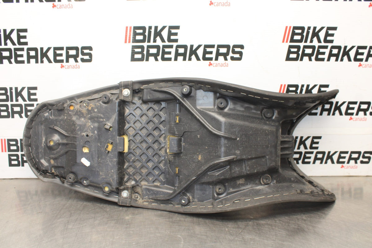 12 TRIUMPH STREET TRIPLE R FRONT REAR SEAT SADDLE BB914