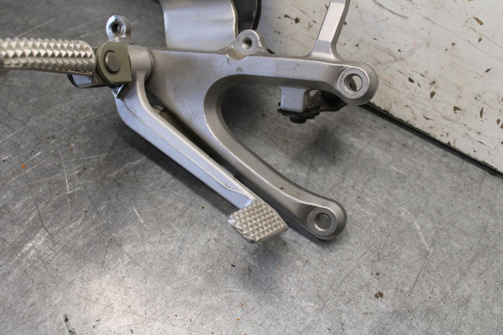 04-06 YAMAHA YZF R1 RIGHT REARSET REAR SET DRIVER FOOT PEG REST STOP BB432