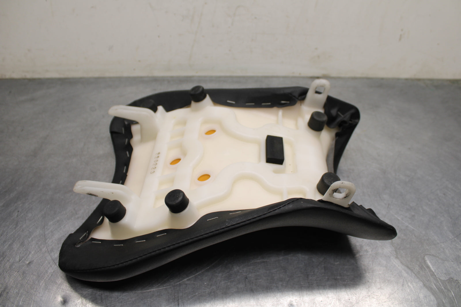 09 SUZUKI GSXR600 FRONT DRIVERS SEAT PAD SADDLE PILLION BB759