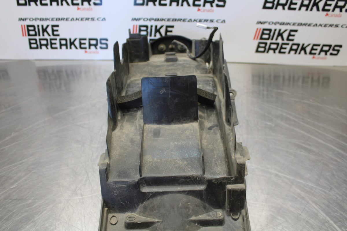 00 SUZUKI SV650 REAR BACK TAIL UNDERTAIL BATTERY TRAY PLASTIC BB156