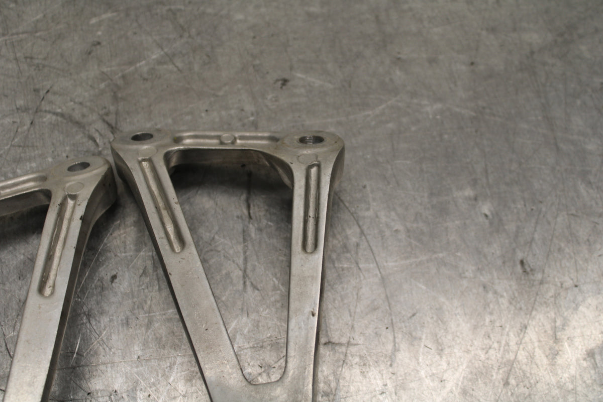 15-16 HONDA CB300F REAR BACK PASSENGER PEG SET PAIR BB740