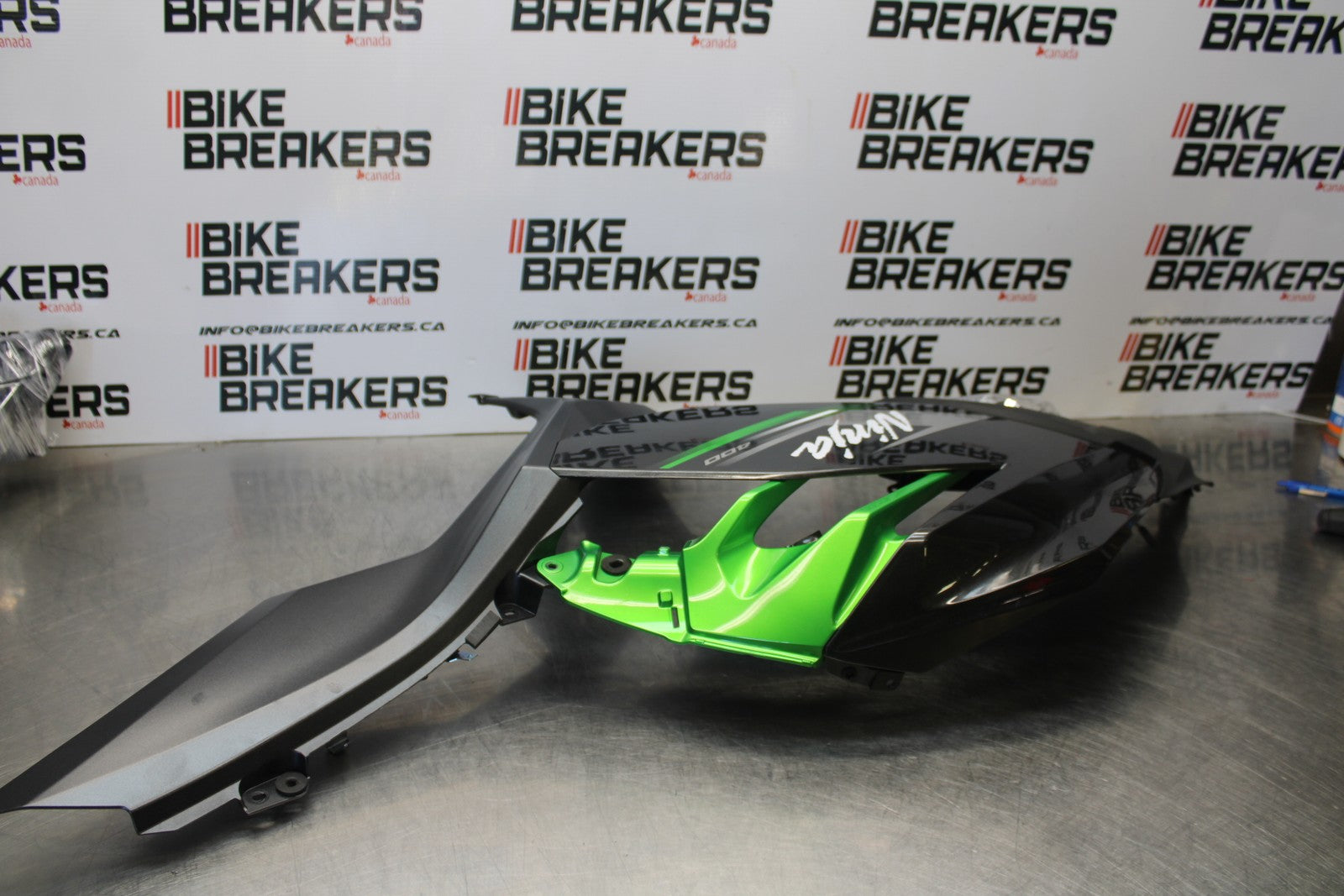 18-23 KAWASAKI NINJA 400 EX400 LEFT MID UPPER SIDE FAIRING COWL PLASTIC BB192