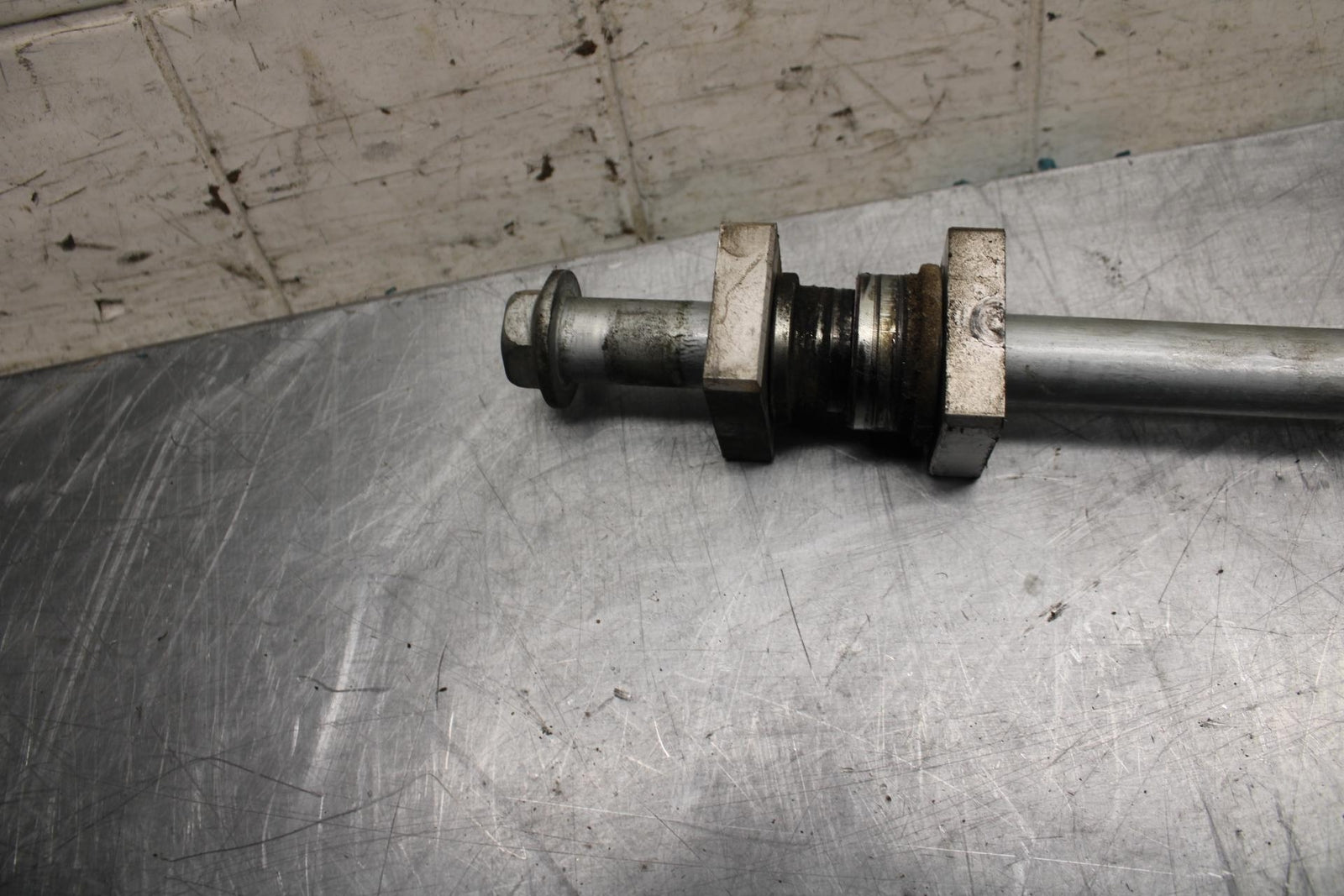 11-14 KAWASAKI VERSYS 650 LE 650C REAR AXLE WHEEL RIM PIVOT BOLT AXEL BB498